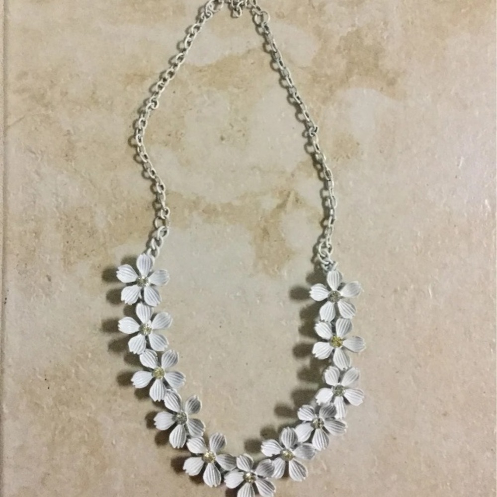 White Floral Necklace - Picture 2 of 3